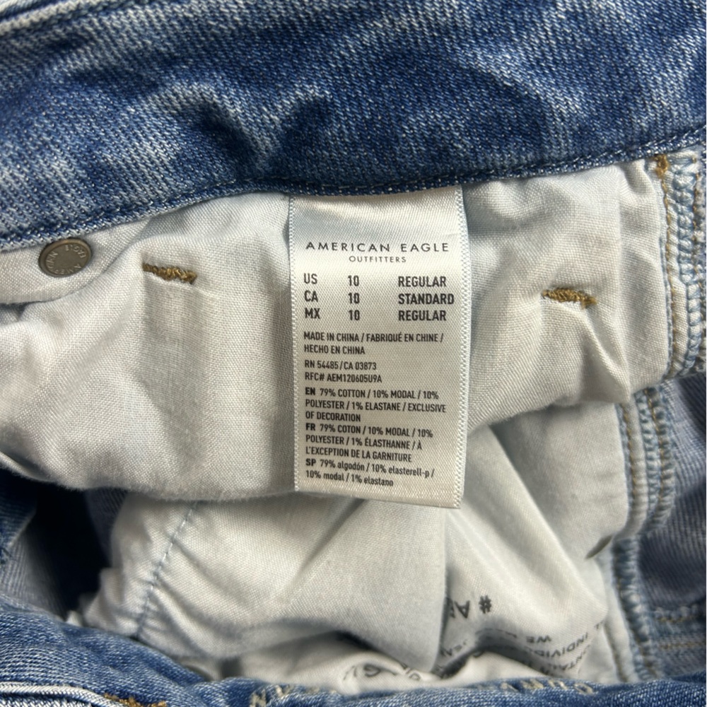 American Eagle Outfitters Curvy Mom Jeans with Stretch. Size 10. - Picture 3 of 9